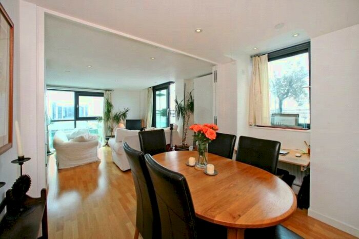 2 Bedroom Flat To Rent In Millharbour, Isle Of Dogs, E14