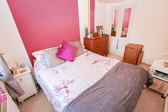 3 Bedroom End Of Terrace House For Sale In Bascombe Grove, Braeburn Park, Crayford, DA1