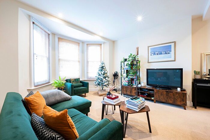 1 Bedroom Flat To Rent In Surbiton Hill Park, Surbiton, Surrey, KT5