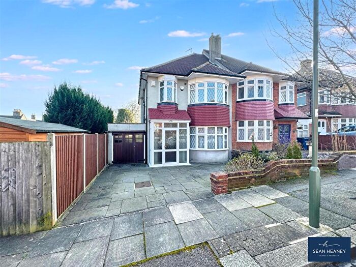 3 Bedroom Semi Detached House For Sale In Willow Drive, Barnet, EN5