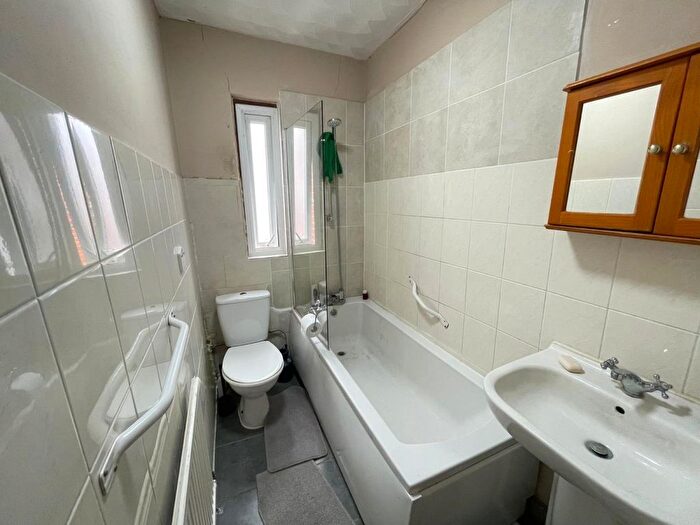 6 Bedroom Semi-Detached House To Rent In Priory Avenue, High Wycombe, HP13