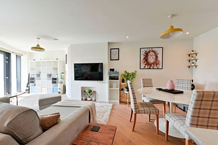 2 Bedroom Flat To Rent In Lower Richmond Road, West Putney, London, SW15