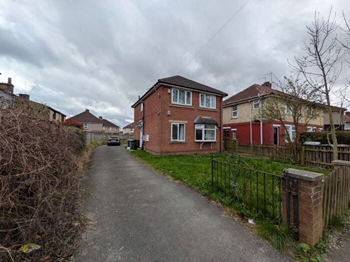 2 Bedroom Flat For Sale In Flat, Griffe Head Road, Wyke, Bradford, BD12