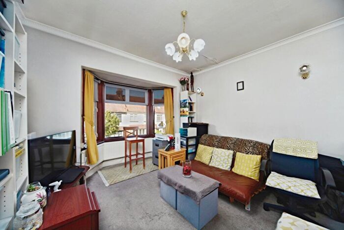 3 Bedroom Flat For Sale In Lyndhurst Road, Thornton Heath, CR7
