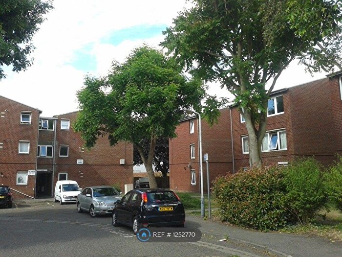 2 Bedroom Flat To Rent In Hilton Close, Uxbridge, UB8