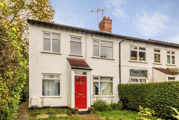 2 Bedroom Flat To Rent In Holly Bush Lane, Hampton, TW12