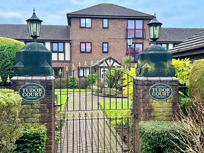 Town House To Rent In Flat, Tudor Court, Newcastle, ST5