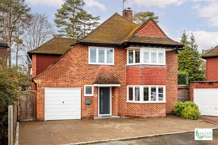4 Bedroom Detached House For Sale In Nicholas Gardens, Woking, GU22
