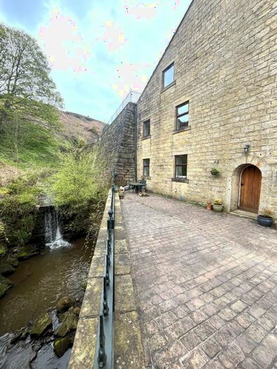 3 Bedroom Apartment To Rent In Kell Lane, Wainstalls, Halifax, HX2