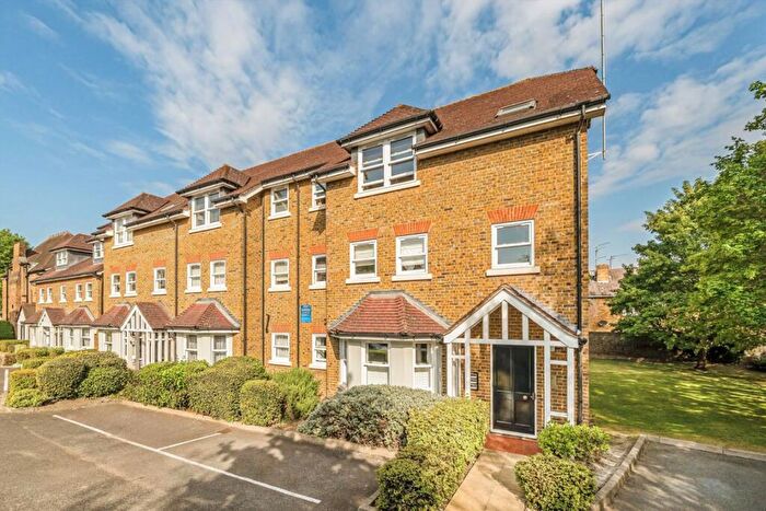 2 Bedroom Flat For Sale In Ravens Close, Surbiton, KT6