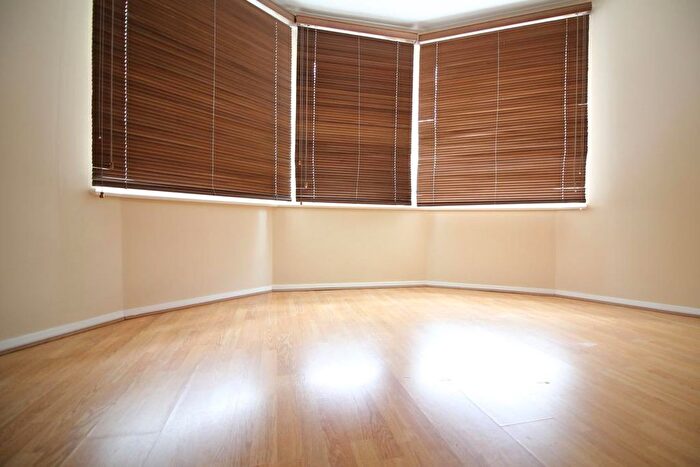 3 Bedroom Flat To Rent In Clifton Road, Isleworth, TW7