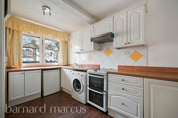 3 Bedroom Apartment To Rent In Madron Street, London, SE17