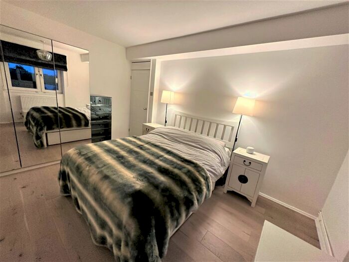 2 Bedroom Flat To Rent In Hamlet Court, Opal Street, Kennington, SE11