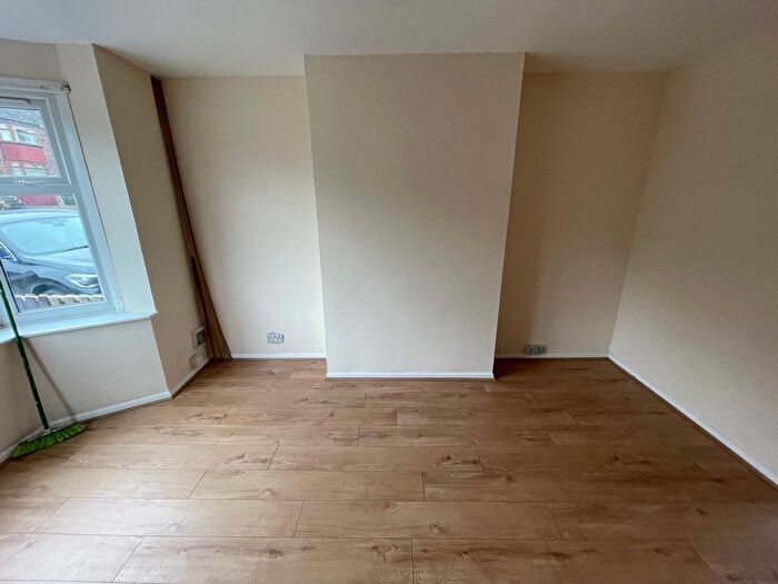 4 Bedroom Semi-Detached House To Rent In Whiteways Road, Sheffield, S4