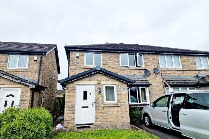 4 Bedroom Semi-Detached House To Rent In St. Georges Square, Burnley, BB10