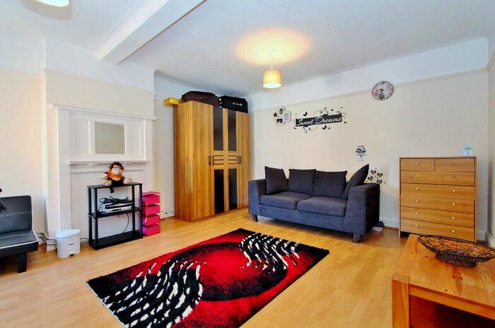 2 Bedroom Flat To Rent In Station Road, Edgware, HA8