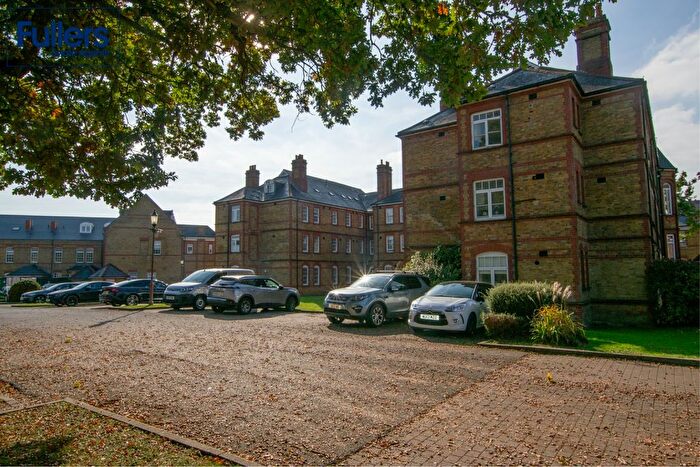 2 Bedroom Flat For Sale In Pennington Drive, Winchmore Hill, N21