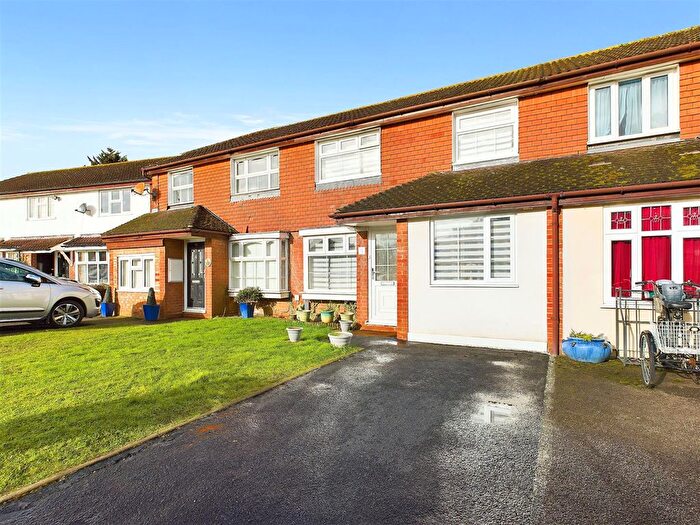 4 Bedroom Terraced House To Rent In Viner Close, Walton-On-Thames, KT12