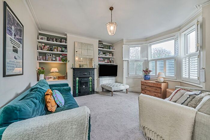 2 Bedroom Flat For Sale In Burntwood Lane, Earlsfield, London, SW17