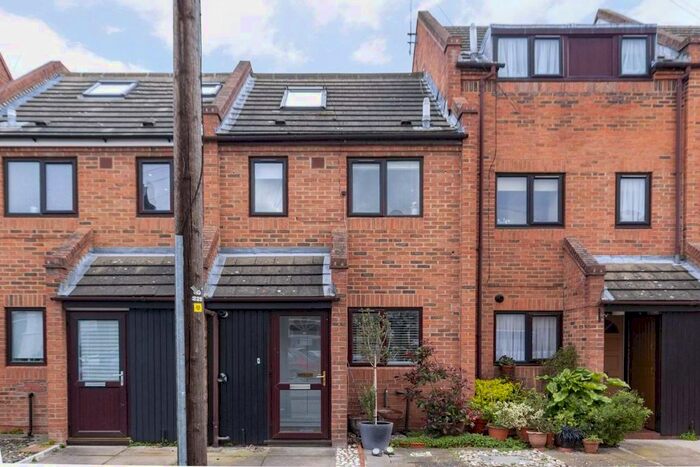 2 Bedroom Flat To Rent In Argyle Place, London, W6