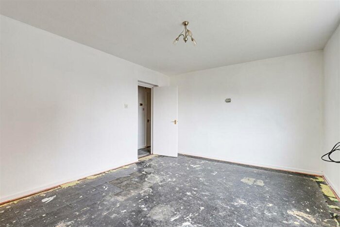 1 Bedroom Flat For Sale In Derwent Crescent, Arnold, Nottinghamshire, NG5