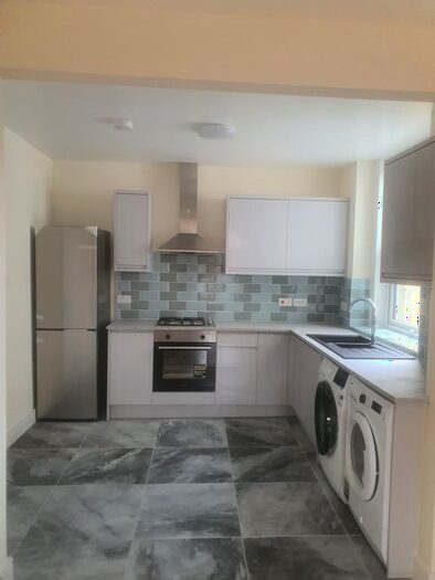 3 Bedroom Flat To Rent In Shrubbery Road, London, SW16