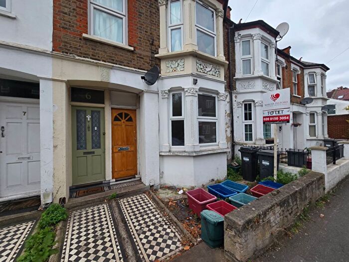 2 Bedroom Maisonette To Rent In Cromwell Road, Hounslow, TW3