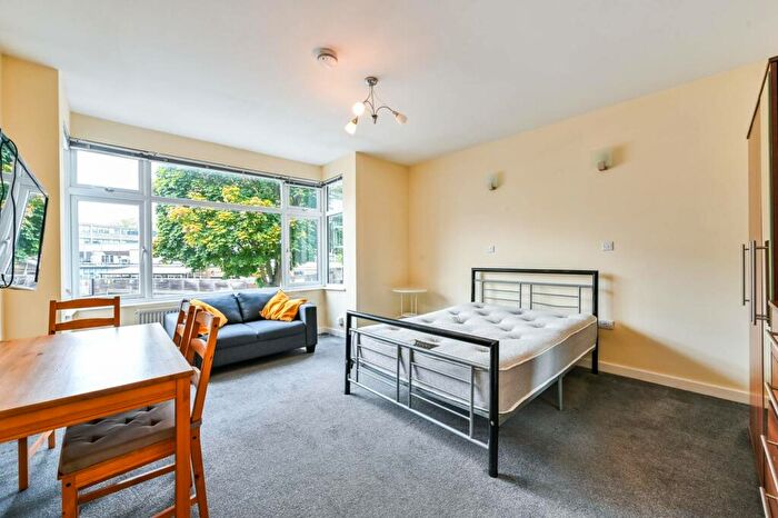 3 Bedroom Flat To Rent In Caledonian Road, Holloway, London, N7