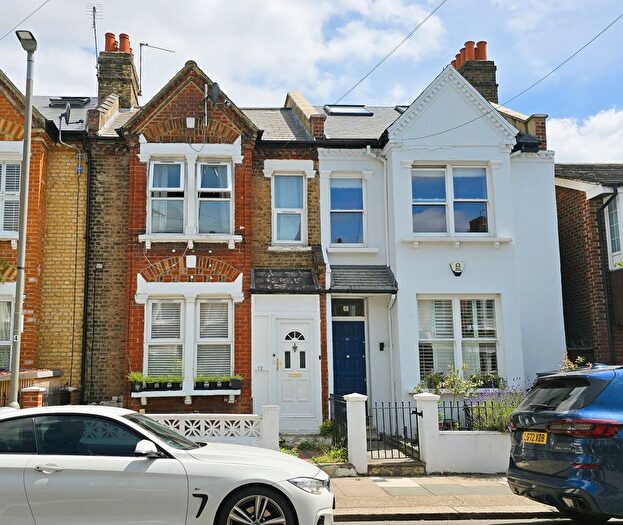 2 Bedroom Flat For Sale In Dingwall Road, London, SW18