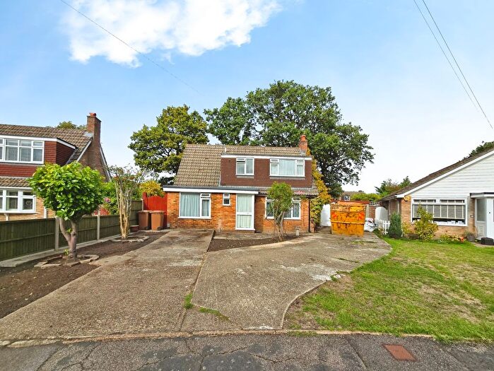 3 Bedroom Detached House For Sale In Robin Close, Ash Vale, Surrey, GU12