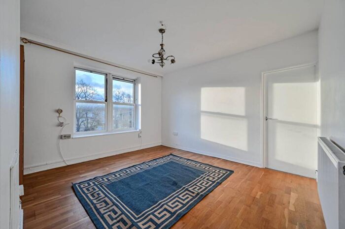 2 Bedroom Flat To Rent In Amhurst Road, Clapton, London, E8