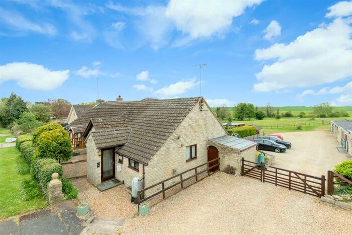 6 Bedroom Detached Bungalow For Sale In Shilton Road, Carterton, OX18