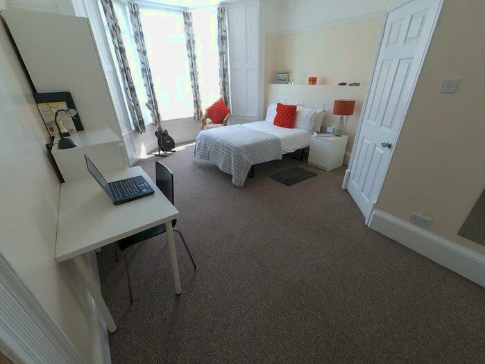 9 Bedroom Private Hall To Rent In Royal Terrace, Barrack Road, Northampton, NN1