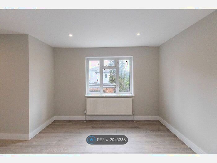 Studio To Rent In Meadow Way, Addlestone, KT15