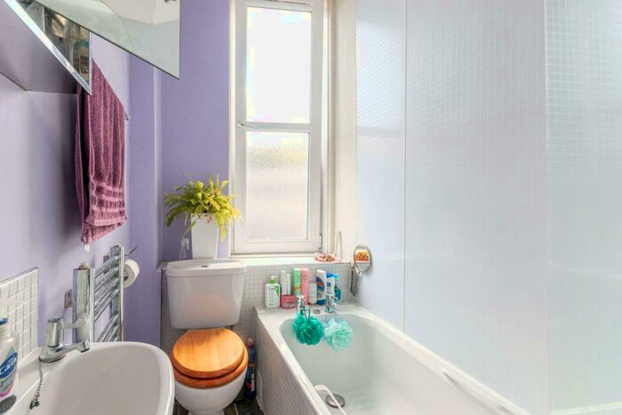 1 Bedroom Flat To Rent In Meadowbank Crescent Edinburgh United Kingdom, EH8