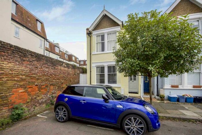 2 Bedroom Flat To Rent In Seymour Gardens, Twickenham, TW1