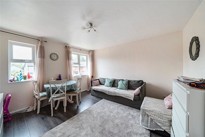 1 Bedroom Flat For Sale In Abbotswood Way, Hayes, UB3