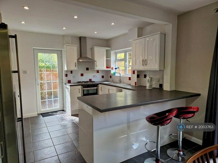 4 Bedroom Semi-Detached House To Rent In Montacute Close, Farnborough, GU14