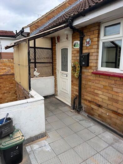2 Bedroom Maisonette To Rent In Woodfield Road, Hadleigh, Benfleet, SS7