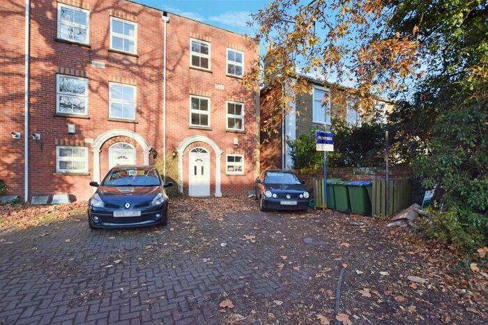 4 Bedroom Private Hall To Rent In Millbrook Road East, Southampton, Hampshire, SO15