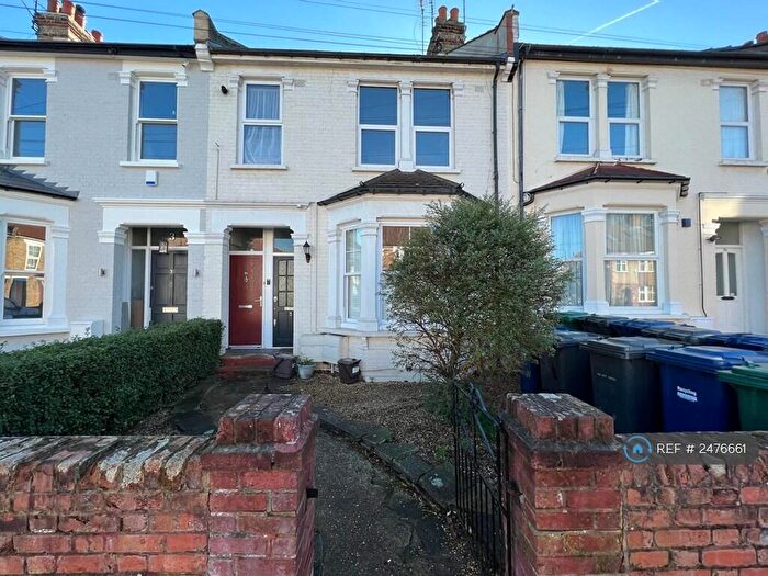 2 Bedroom Flat To Rent In Goldsmith Road, London, N11