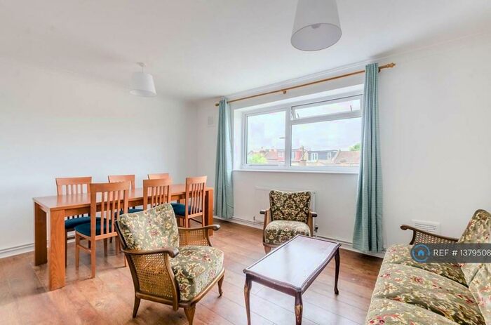 2 Bedroom Flat To Rent In St. James Court, London, SE23