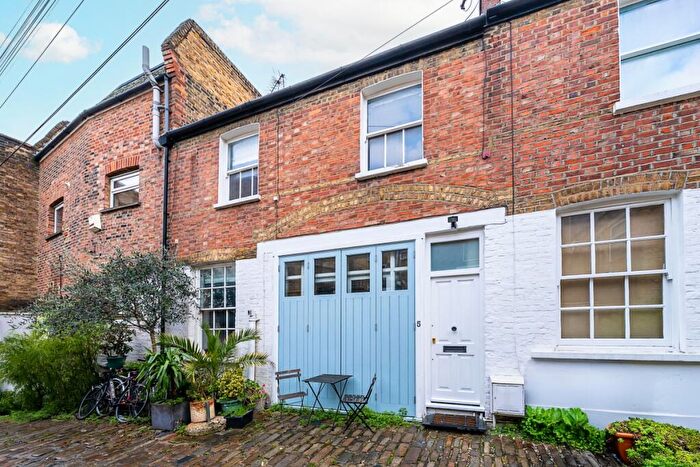 2 Bedroom Mews To Rent In Craven Mews London, SW11