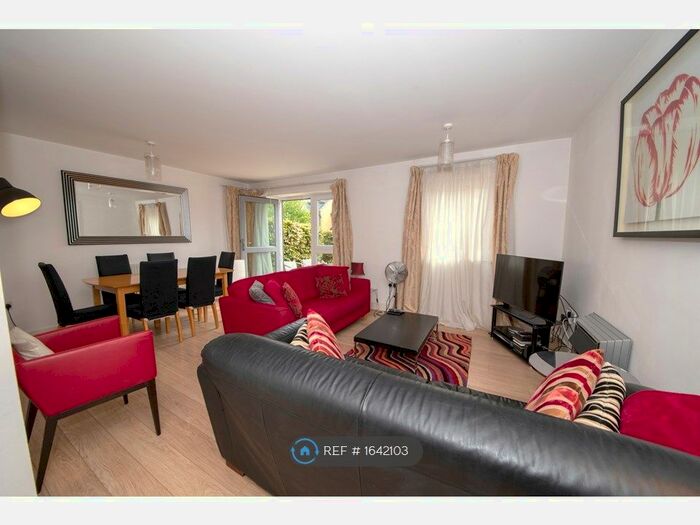 2 Bedroom Flat To Rent In Pavilions, Windsor, SL4