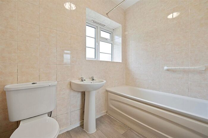 2 Bedroom Flat To Rent In Great North Road, London, N2