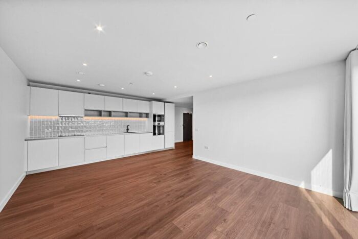 3 Bedroom Flat To Rent In Evelyn Street London, SE8