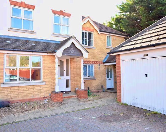 5 Bedroom Property To Rent In Nightingale Shott, Egham, TW20