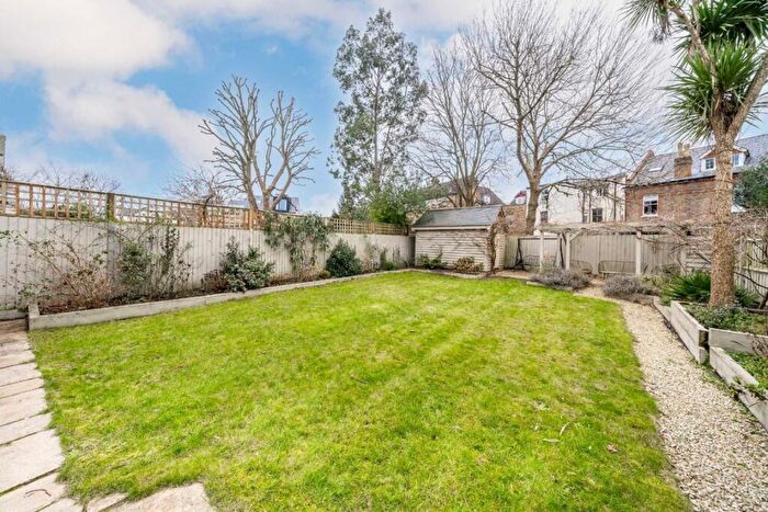 2 Bedroom Flat For Sale In Parklands, Surbiton, KT5