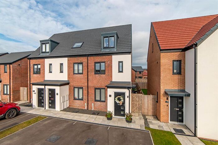 3 Bedroom Town House For Sale In Poppy Place, Great Park, NE13