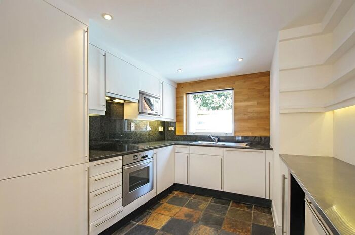 3 Bedroom Flat To Rent In Hide Place, London, SW1P